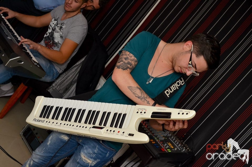 100% Show în L'Amore Caffe Club,