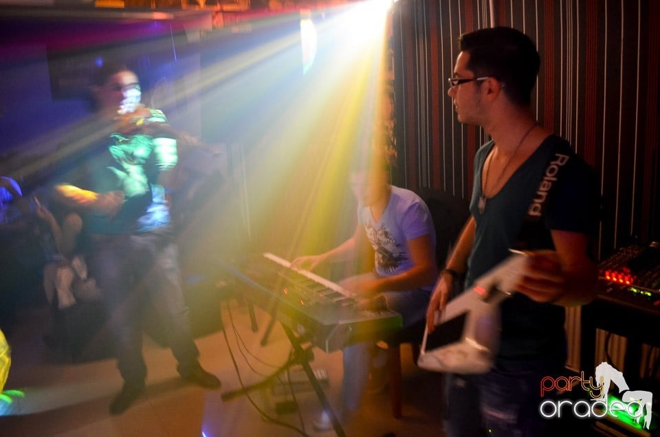 100% Show în L'Amore Caffe Club,