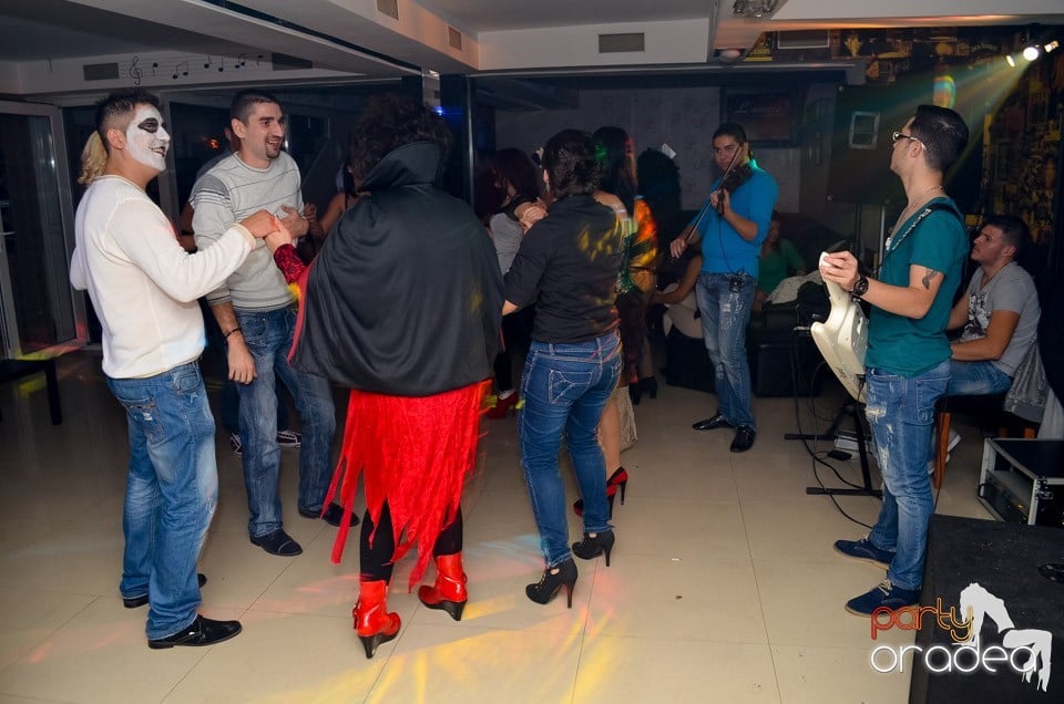 100% Show în L'Amore Caffe Club,