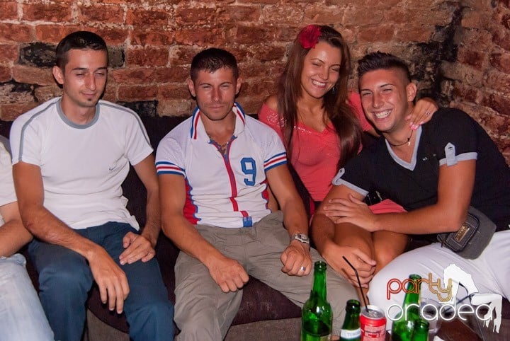 Adunare generală în Club Escape, 