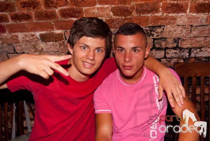 Adunare generală în Club Escape, 