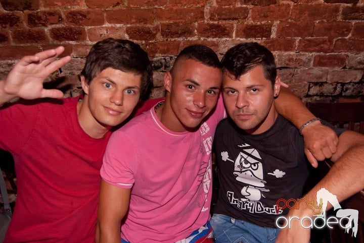 Adunare generală în Club Escape, 