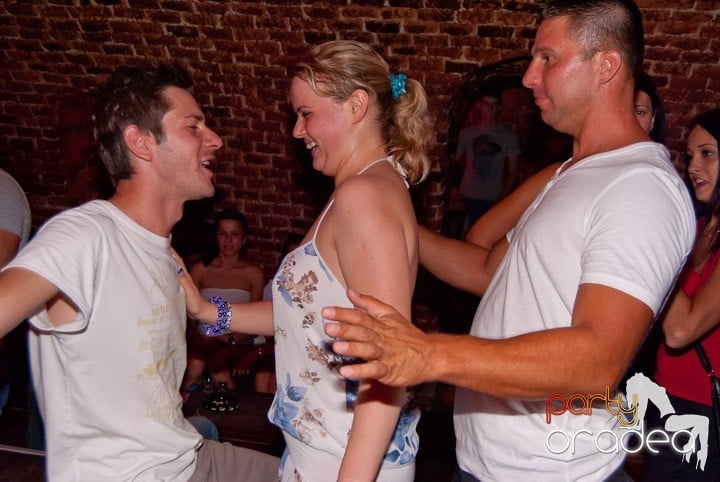 Adunare generală în Club Escape, 