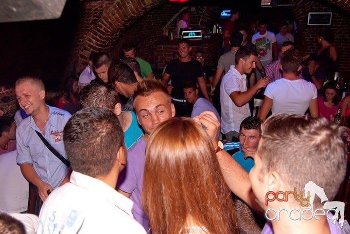 Adunare generală în Club Escape, 