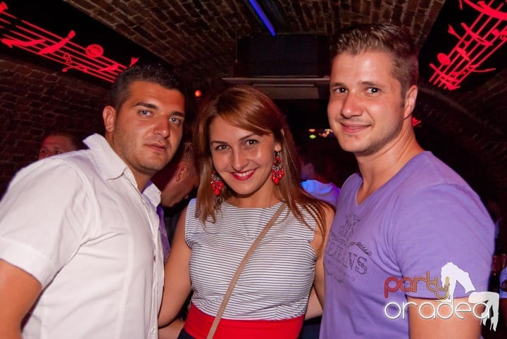 Adunare generală în Club Escape, 