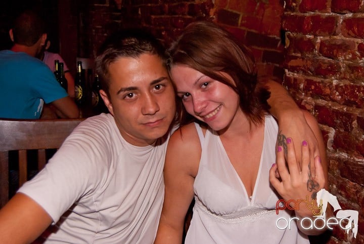 Adunare generală în Club Escape, 