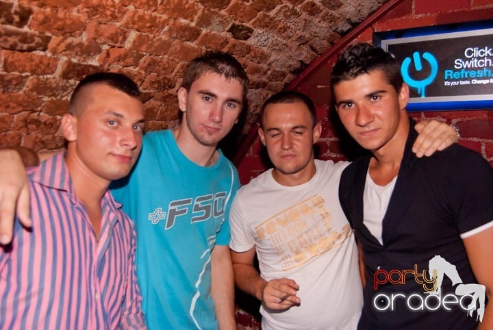 Adunare generală în Club Escape, 