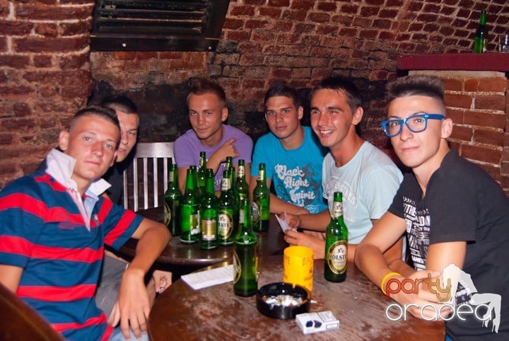 Adunare generală în Club Escape, 