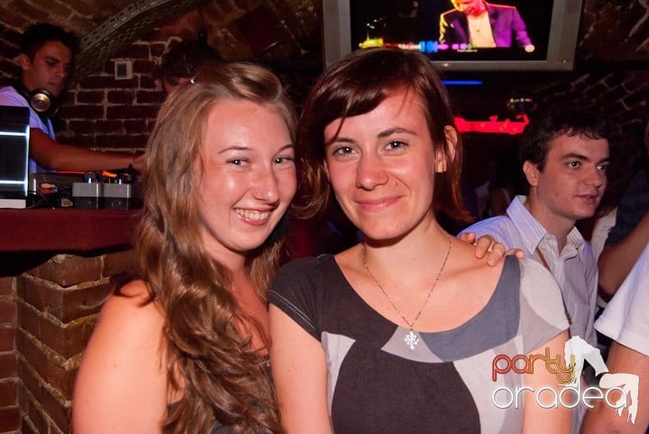 Adunare generală în Club Escape, 