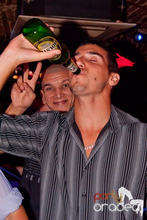 Adunare generală în Club Escape, 