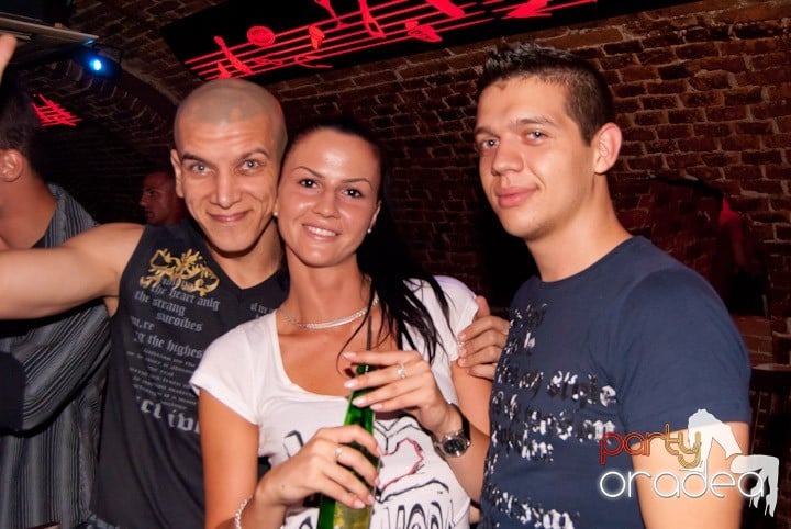 Adunare generală în Club Escape, 