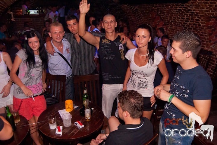 Adunare generală în Club Escape, 