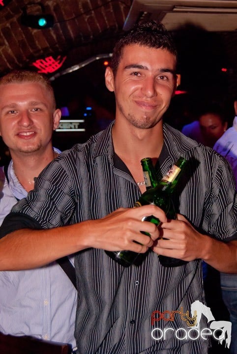 Adunare generală în Club Escape, 