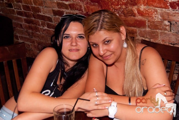 Adunare generală în Club Escape, 