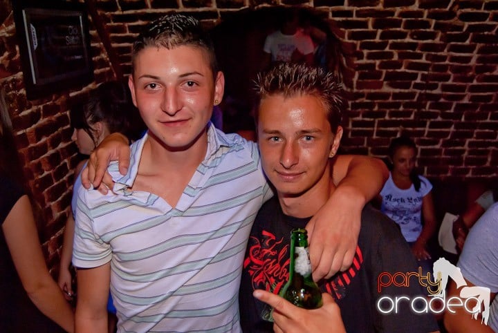 Adunare generală în Club Escape, 