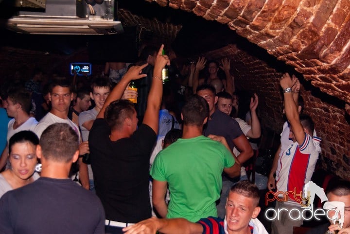 Adunare generală în Club Escape, 