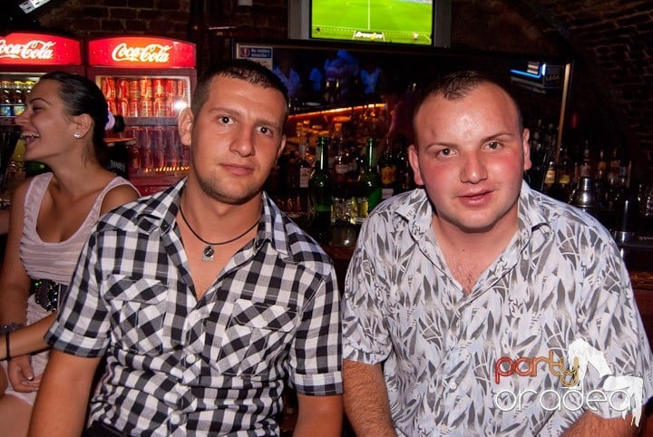 Adunare generală în Club Escape, 