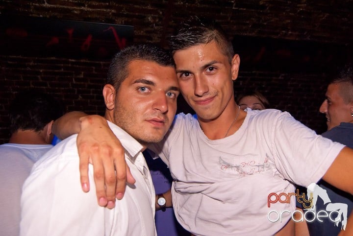 Adunare generală în Club Escape, 