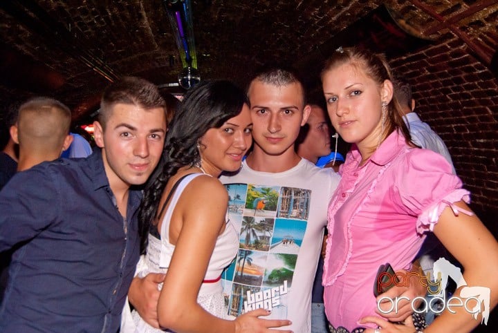 Adunare generală în Club Escape, 