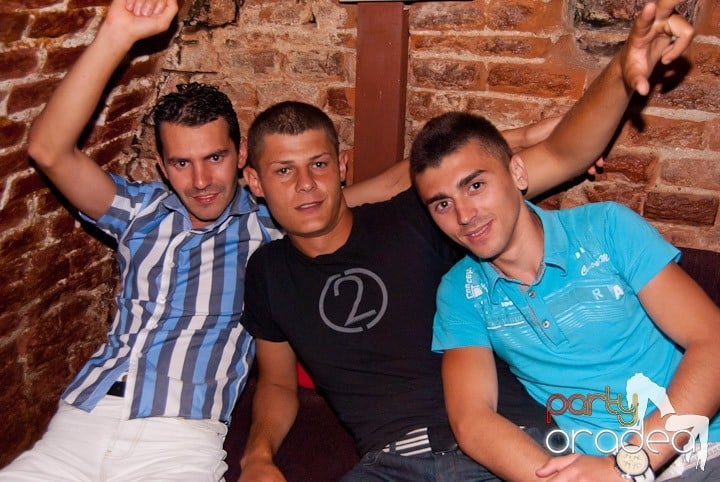 Adunare generală în Club Escape, 