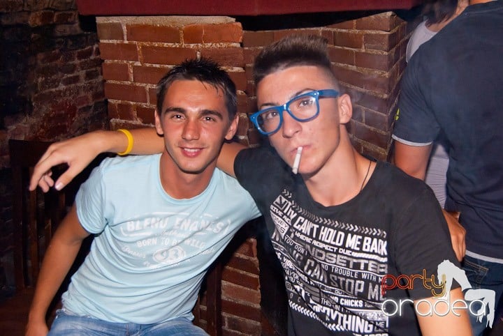 Adunare generală în Club Escape, 