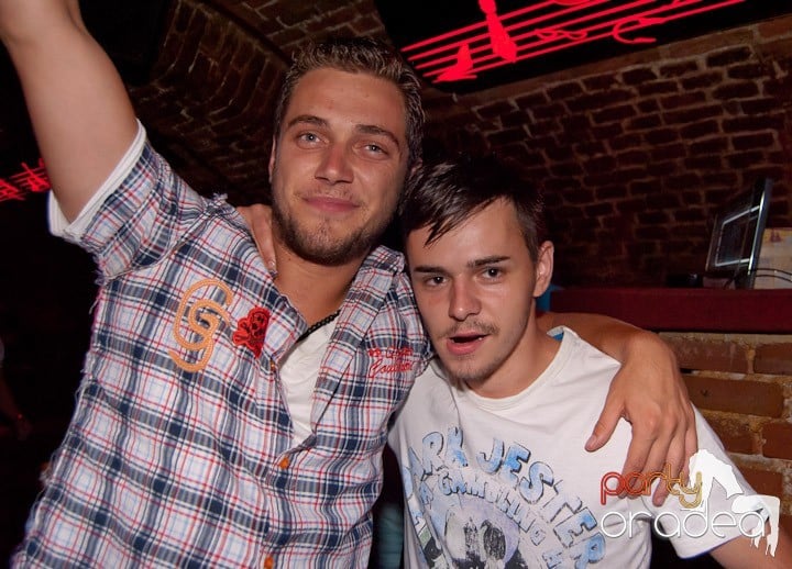 Adunare generală în Club Escape, 