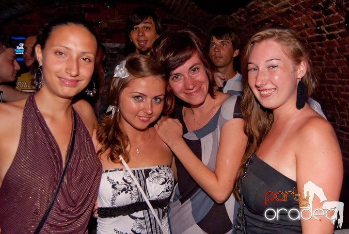 Adunare generală în Club Escape, 