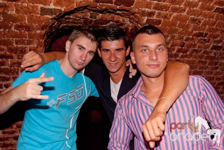 Adunare generală în Club Escape, 