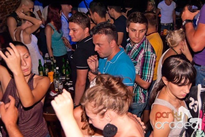 Adunare generală în Club Escape, 