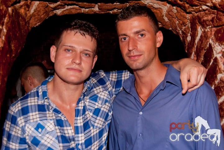 Adunare generală în Club Escape, 