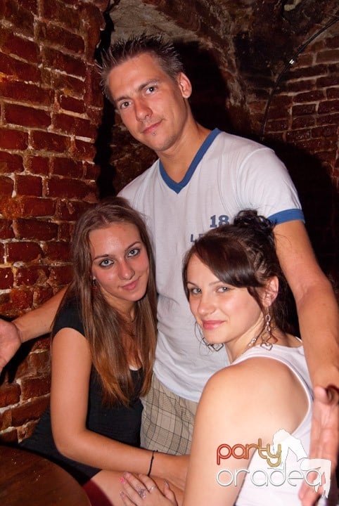 Adunare generală în Club Escape, 