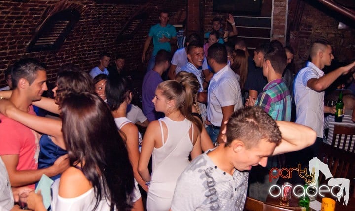 Adunare generală în Club Escape, 