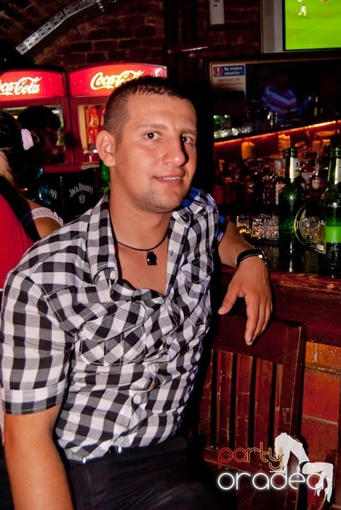 Adunare generală în Club Escape, 