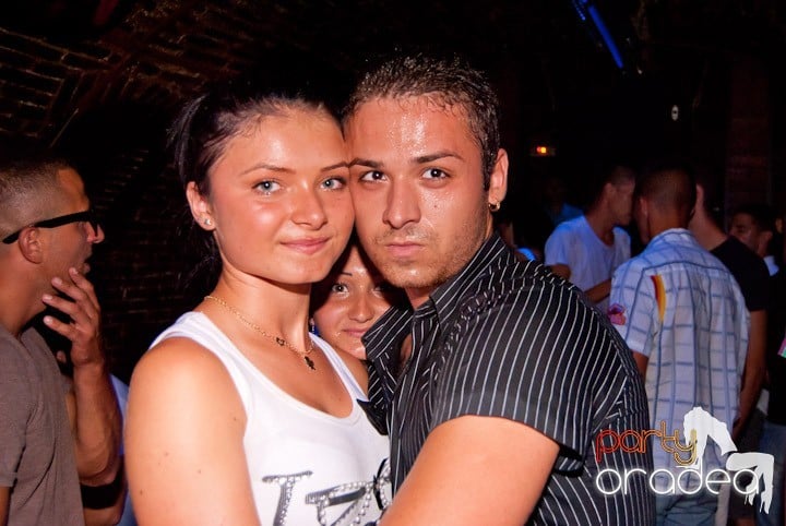 Adunare generală în Club Escape, 