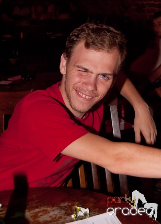 Adunare generală în Club Escape, 