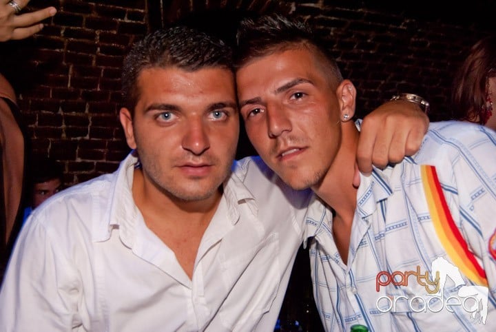 Adunare generală în Club Escape, 