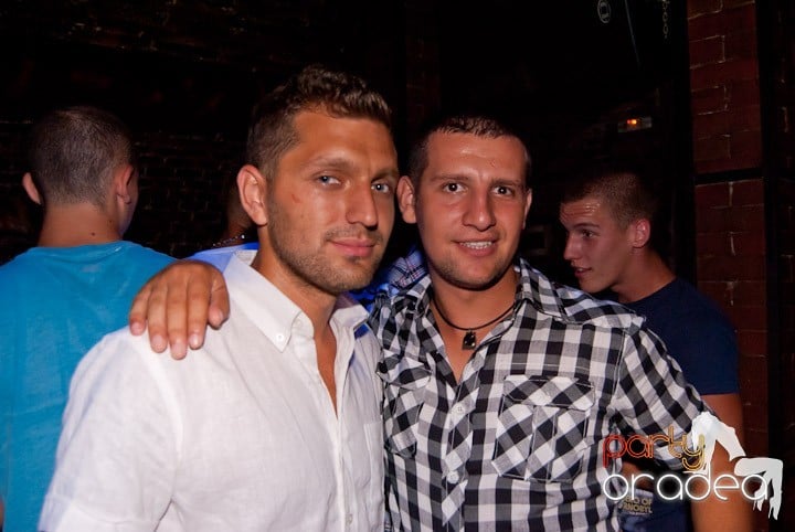 Adunare generală în Club Escape, 