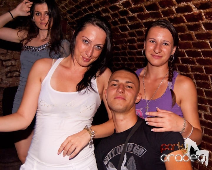 Adunare generală în Club Escape, 