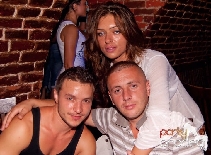 Adunare generală în Club Escape, 