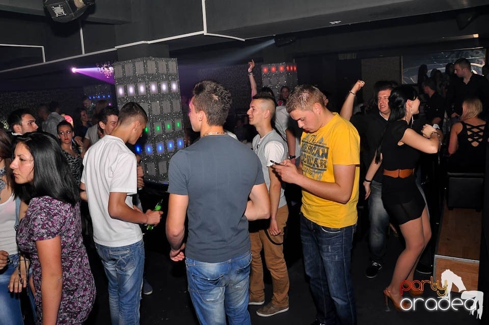 Atmosferă incendiară în Club Life, 