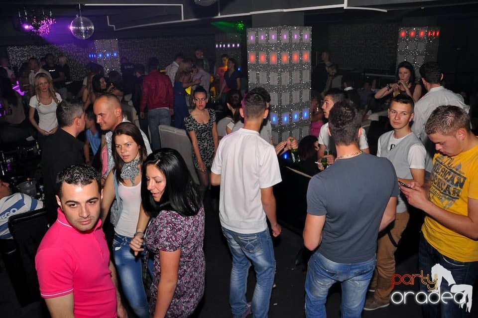 Atmosferă incendiară în Club Life, 