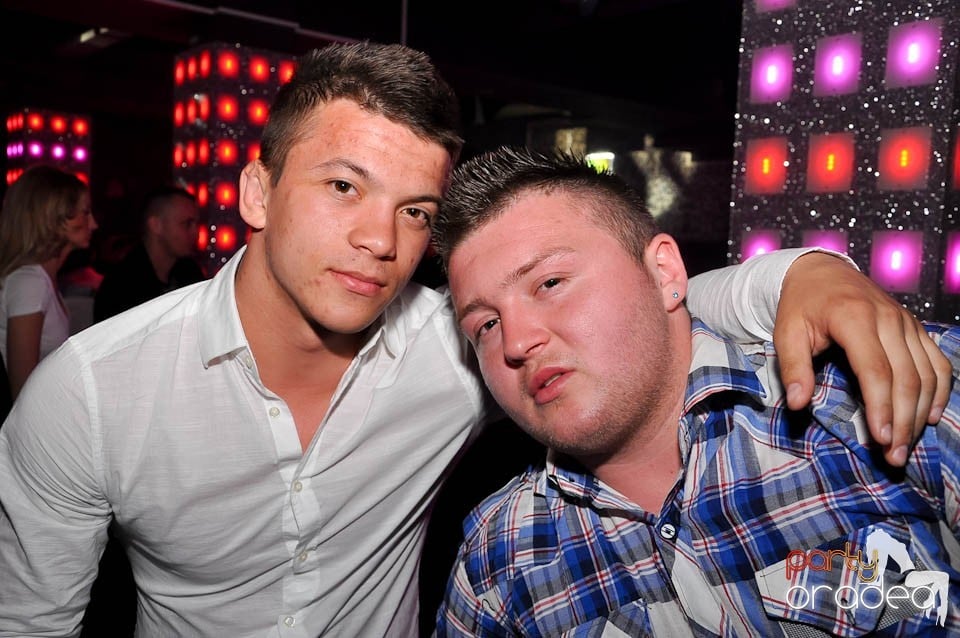 Atmosferă incendiară în Club Life, 