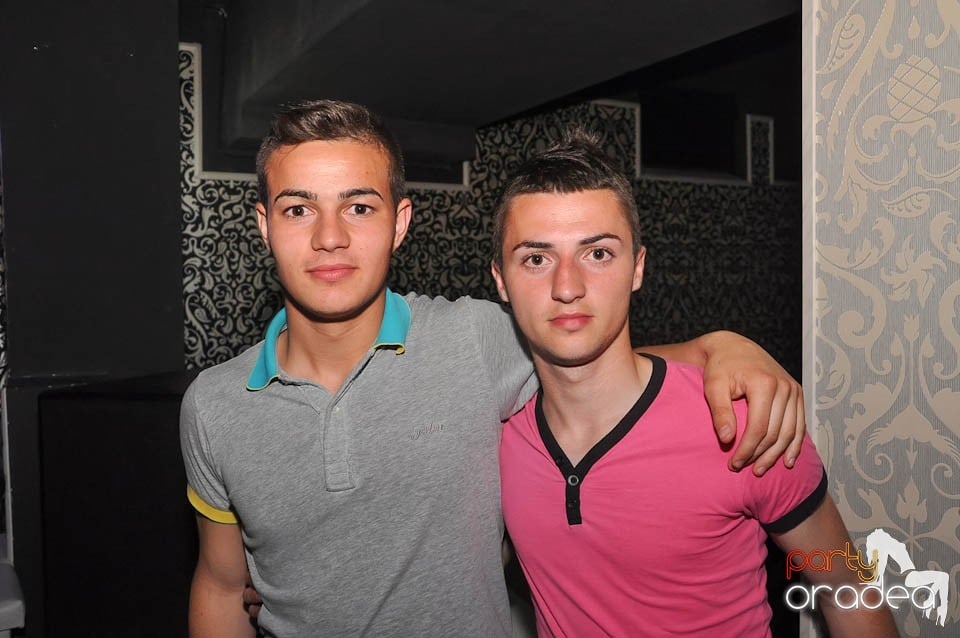 Atmosferă incendiară în Club Life, 