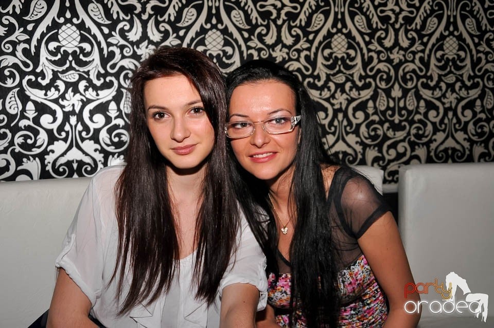 Atmosferă incendiară în Club Life, 