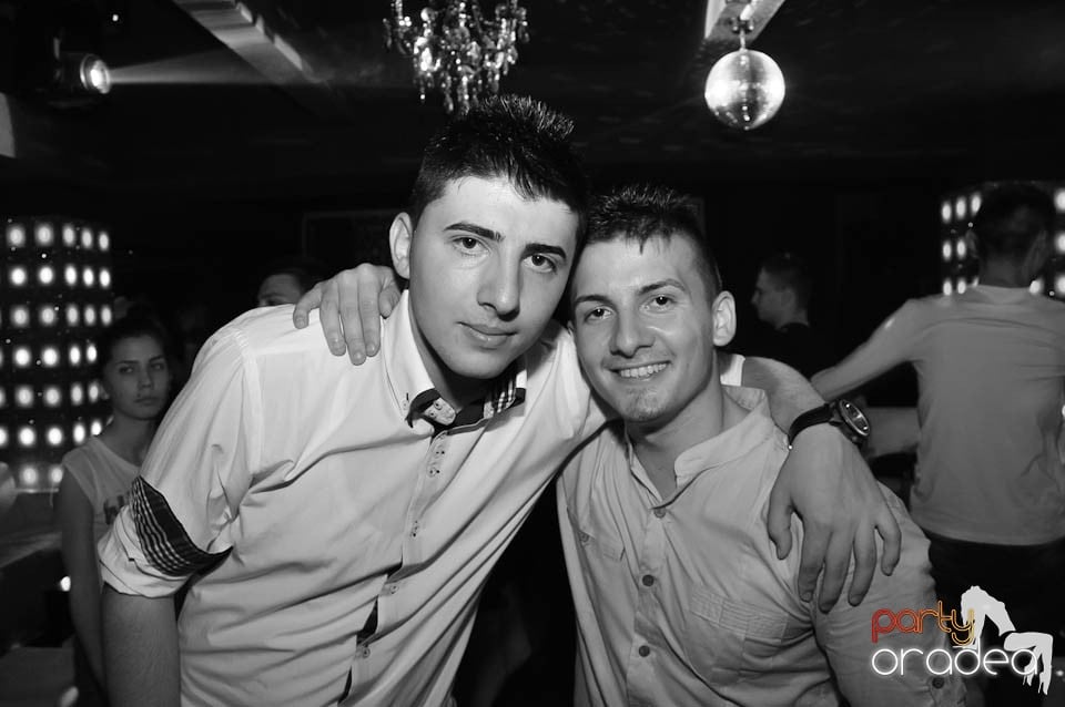 Atmosferă incendiară în Club Life, 