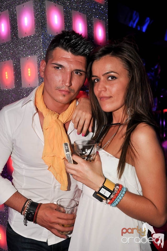 Atmosferă incendiară în Club Life, 