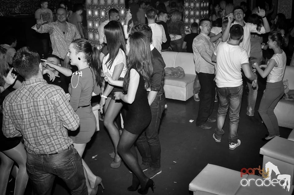 Atmosferă incendiară în Club Life, 