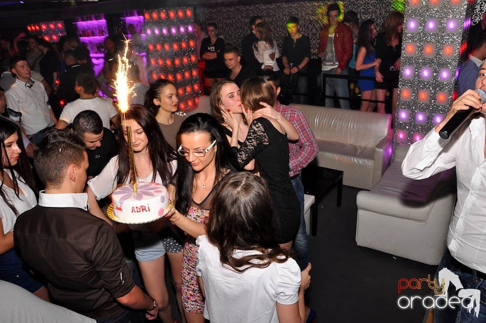 Atmosferă incendiară în Club Life, 