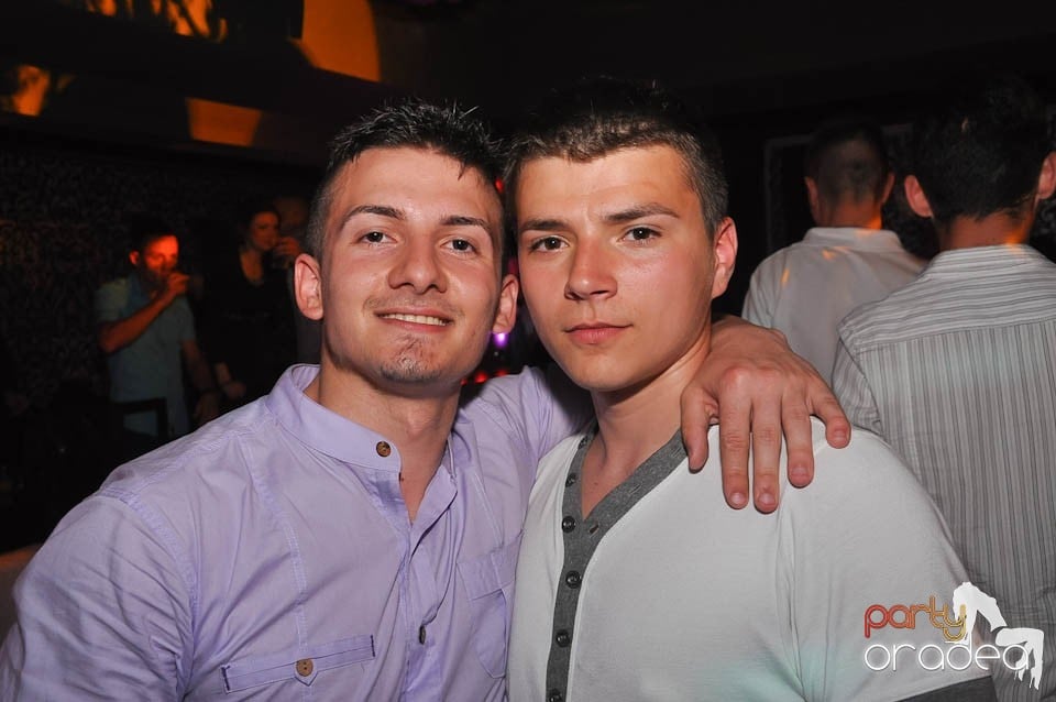 Atmosferă incendiară în Club Life, 