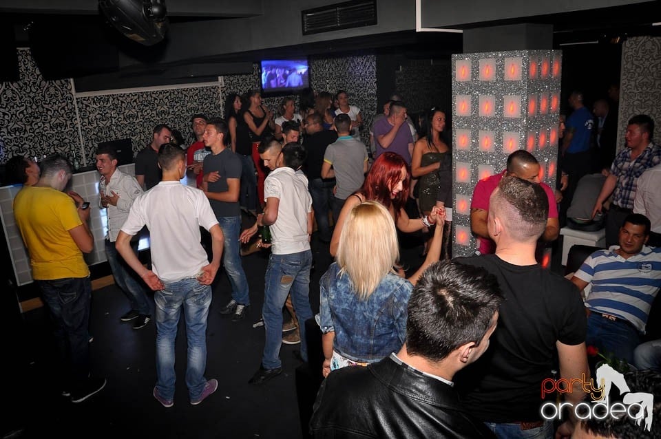 Atmosferă incendiară în Club Life, 